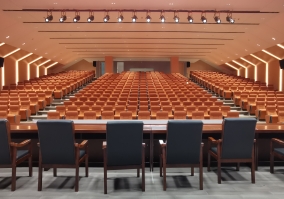 多用途廳堂：報(bào)告廳、多功能廳、禮堂、法庭、教堂等